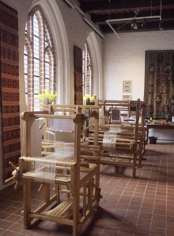 De kracht van het lege weefgetouw: over bewuste beperking als hoogste vorm van modeontwerp