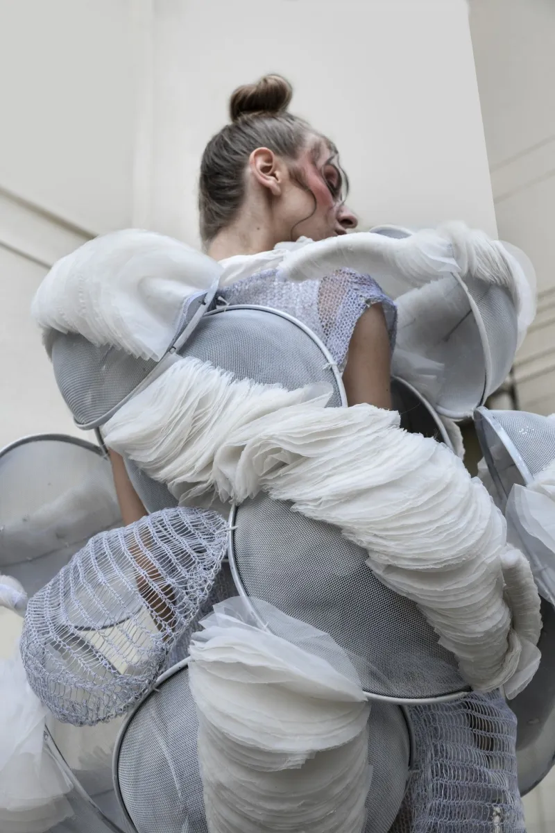 Wanneer kleding ophoudt kleding te zijn: de sculpturale logica van het Nederlandse modeontwerp