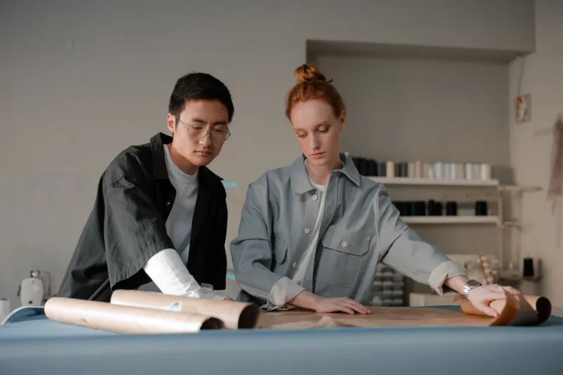 Wanneer twee stemmen één taal spreken: de vruchtbare spanning van het creatieve duo